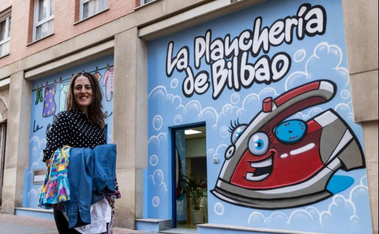 Tamara del Cura, frente al mural de su curioso negocio en Bilbao. 