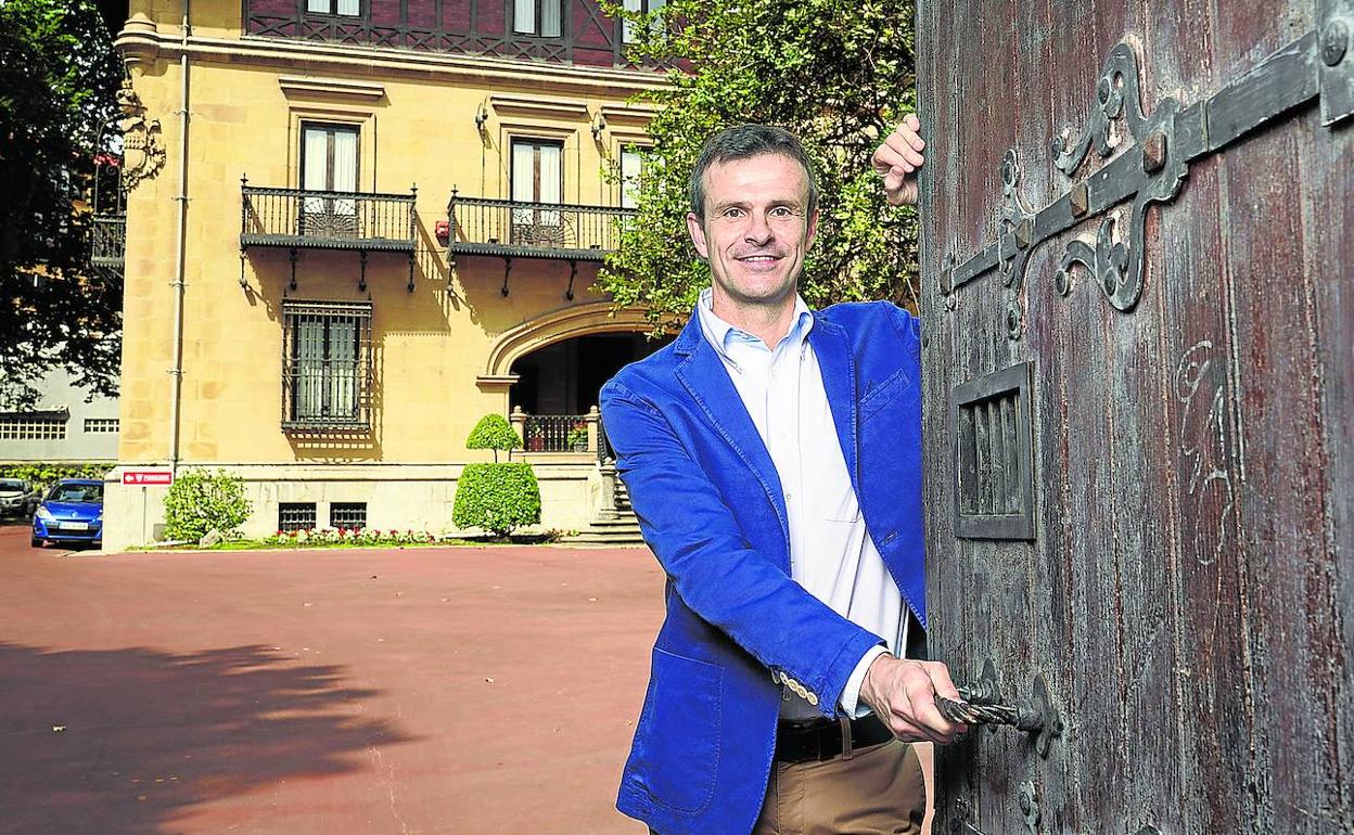 El presidente, Jon Uriarte, posa en el jardín de Ibaigane. 
