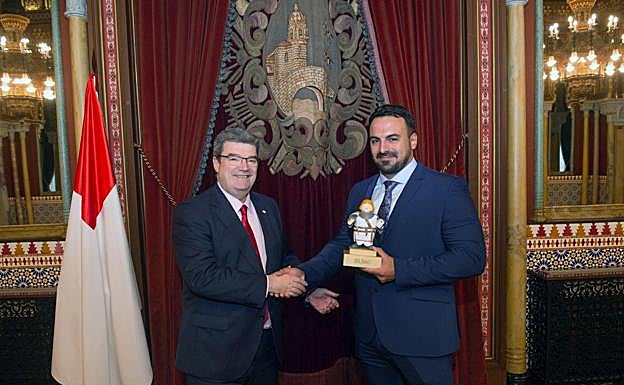 Edu Blasco posa junto a Juanmari Aburto, alcalde de Bilbao, en el Ayuntamiento de la capital vizcaína. 