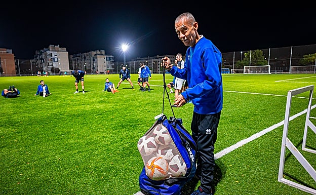 Terrazas se dirige a la sesión de entrenamiento con la bolsa de balones. 
