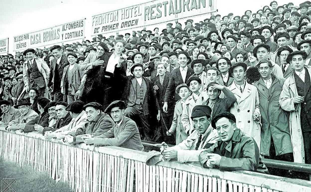 Público en el graderío de Mendizorroza en un partido del Alavés a finales de los años 20 y principios de los 30. 
