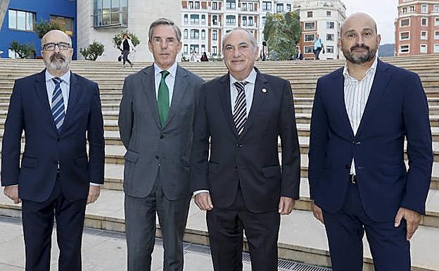 Imagen principal - Arriba, el director de EL CORREO, José Miguel Santamaría, Asís Canales, delegado institucional de Iberdrola en el País Vasco, el consejero de Planificación Territorial Iñaki Arriola y Sergio Serna, director de TECH friendly. Numeroso público asistió a la jornada en el Guggenheim. A la derecha, Sonia Segade, de Renfe. 