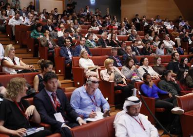 Imagen secundaria 1 - Arriba, el director de EL CORREO, José Miguel Santamaría, Asís Canales, delegado institucional de Iberdrola en el País Vasco, el consejero de Planificación Territorial Iñaki Arriola y Sergio Serna, director de TECH friendly. Numeroso público asistió a la jornada en el Guggenheim. A la derecha, Sonia Segade, de Renfe. 