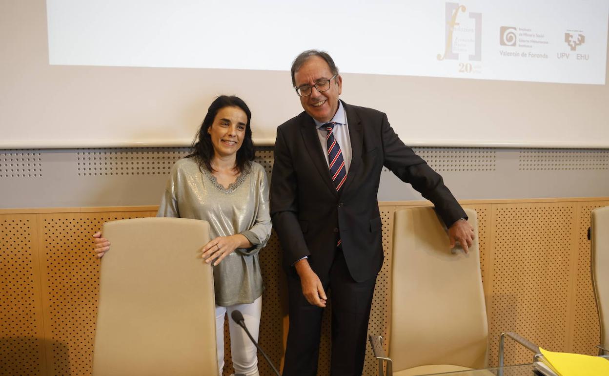 Marta Buesa y Ángel Luis Ortiz, secretario general de Instituciones Penitenciarias. 