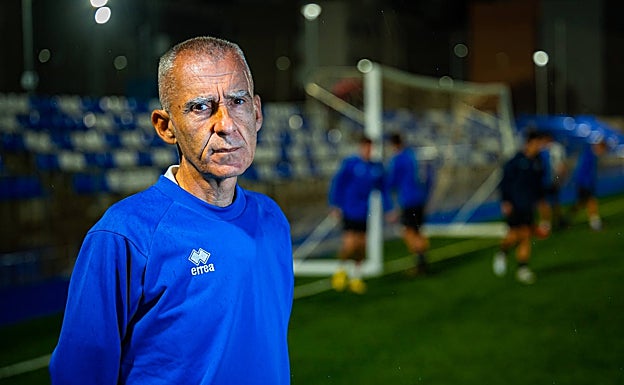 Carlos Terrzas posa en el campo Fuente de la Niña.