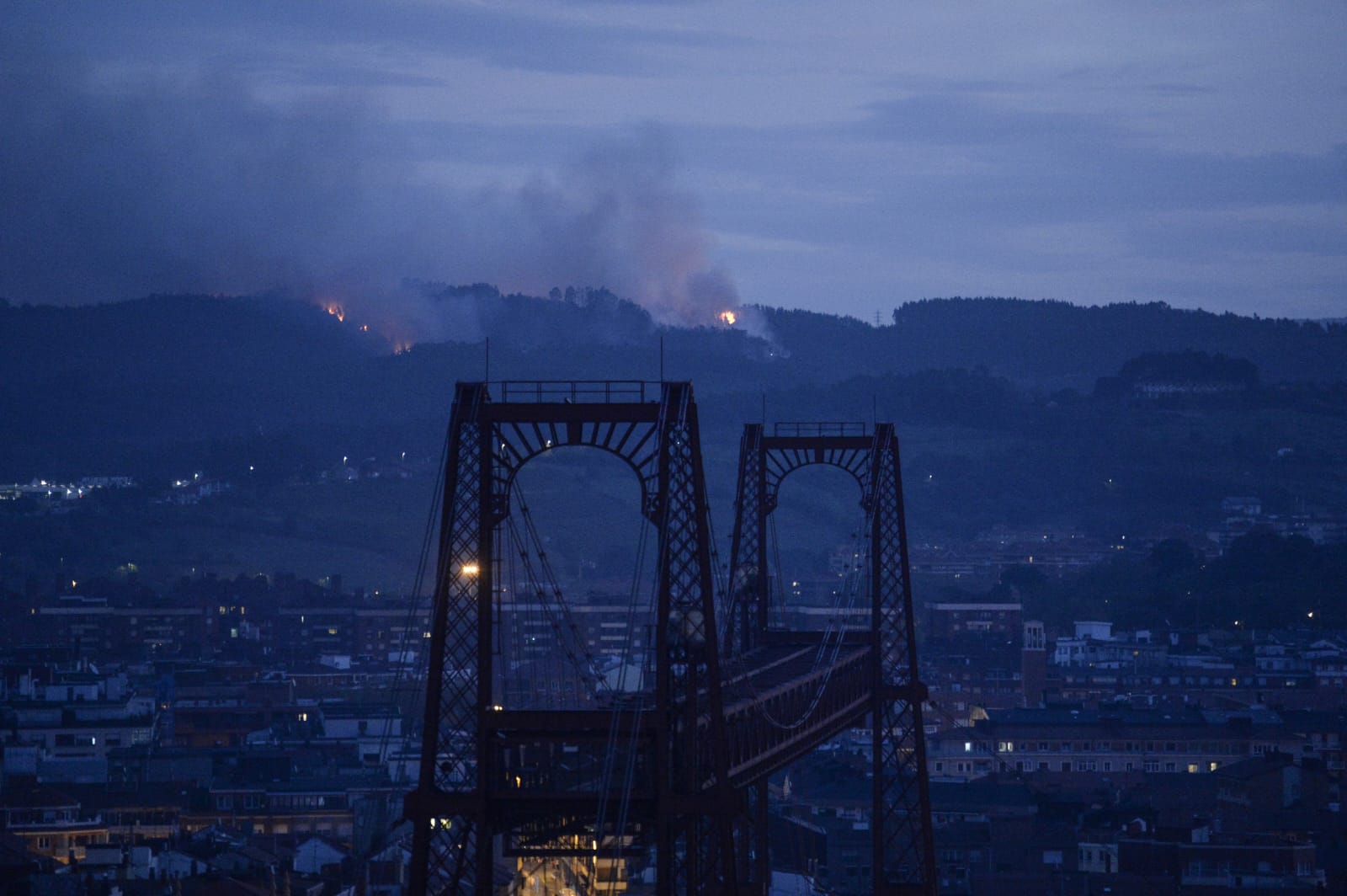 Vista del incendio de Berango desde Portugalete.