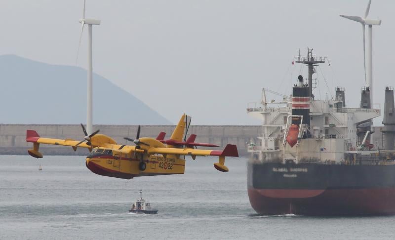 Un hidroavión carga agua en Arrigunaga.