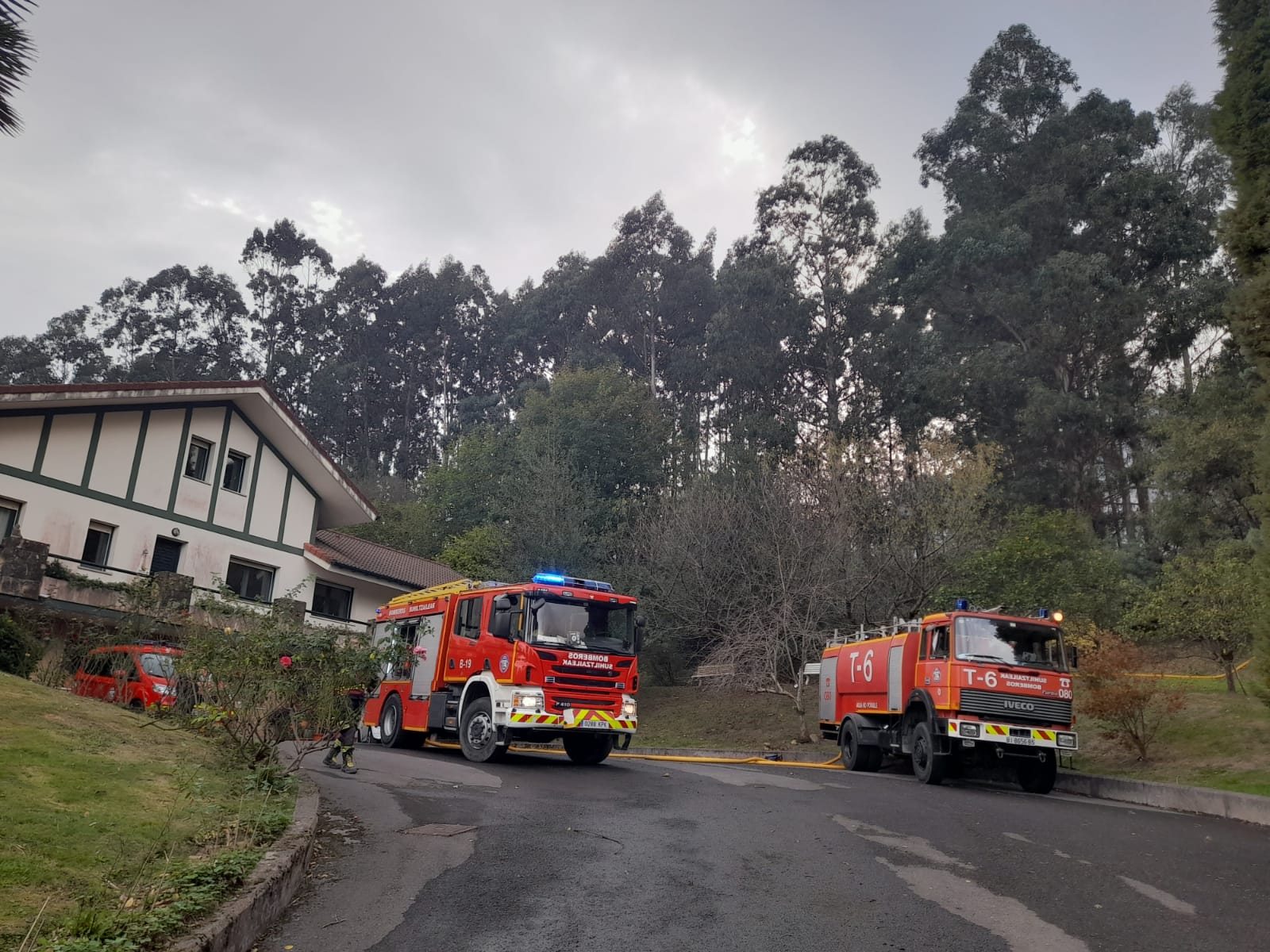 Los bomberos, trabajando sobre el terreno.