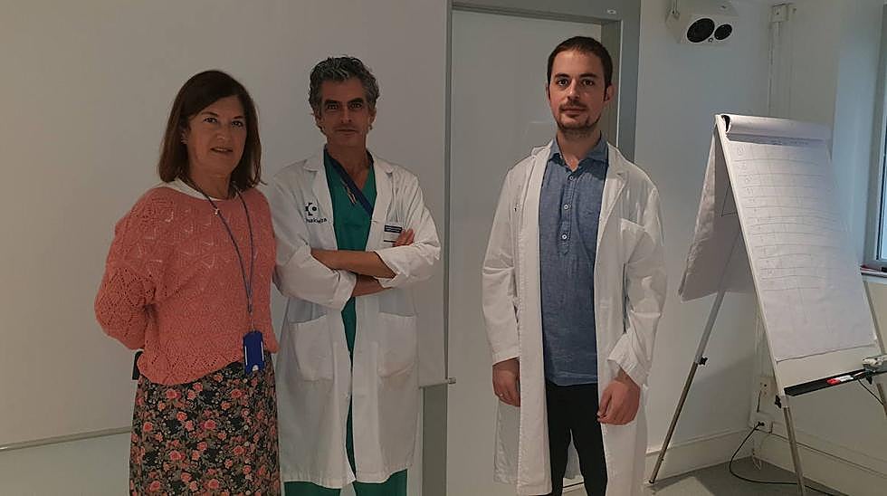 En el centro, el cirujano plástico Jaime Caramés, y junto a él los endocrinólogos Itxaso Rica y Pedro González que forman parte de esta unidad. 