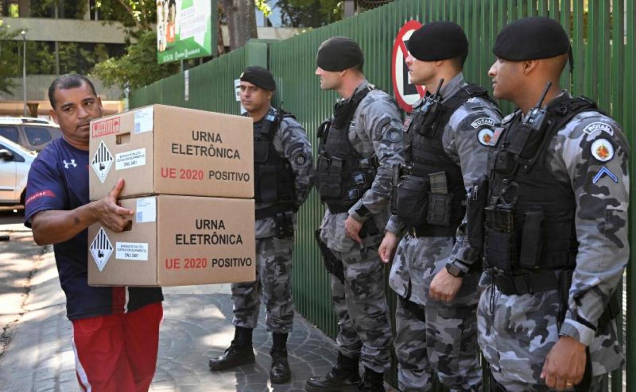 Un empleado electoral traslada urnas electrónicas a un colegio en Brasilia. 