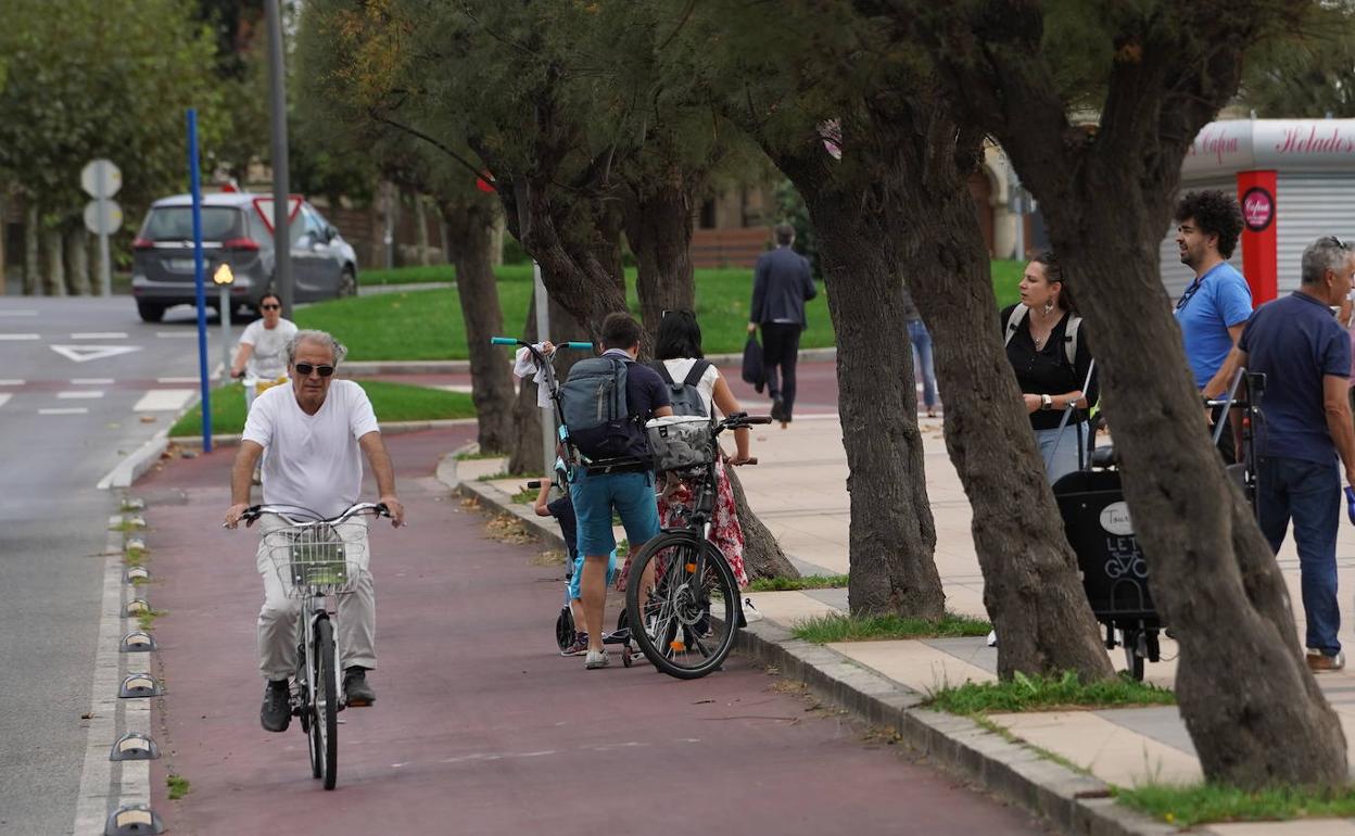 El calor llena las calles de paseantes y ciclistas. 