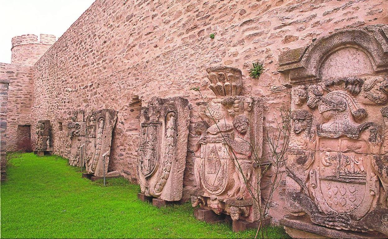 Escudos pétreos expuestos en la Torre de Mendoza en febrero de 2000. 