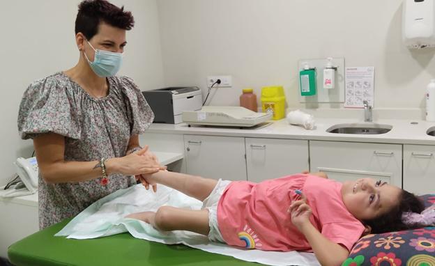 Amaia, en una de las sesiones de rehabilitación a las que acude,,