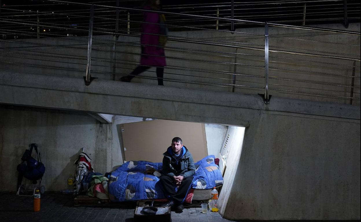 348 personas duermen en la calle en Bizkaia, más del doble que hace una  década | El Correo