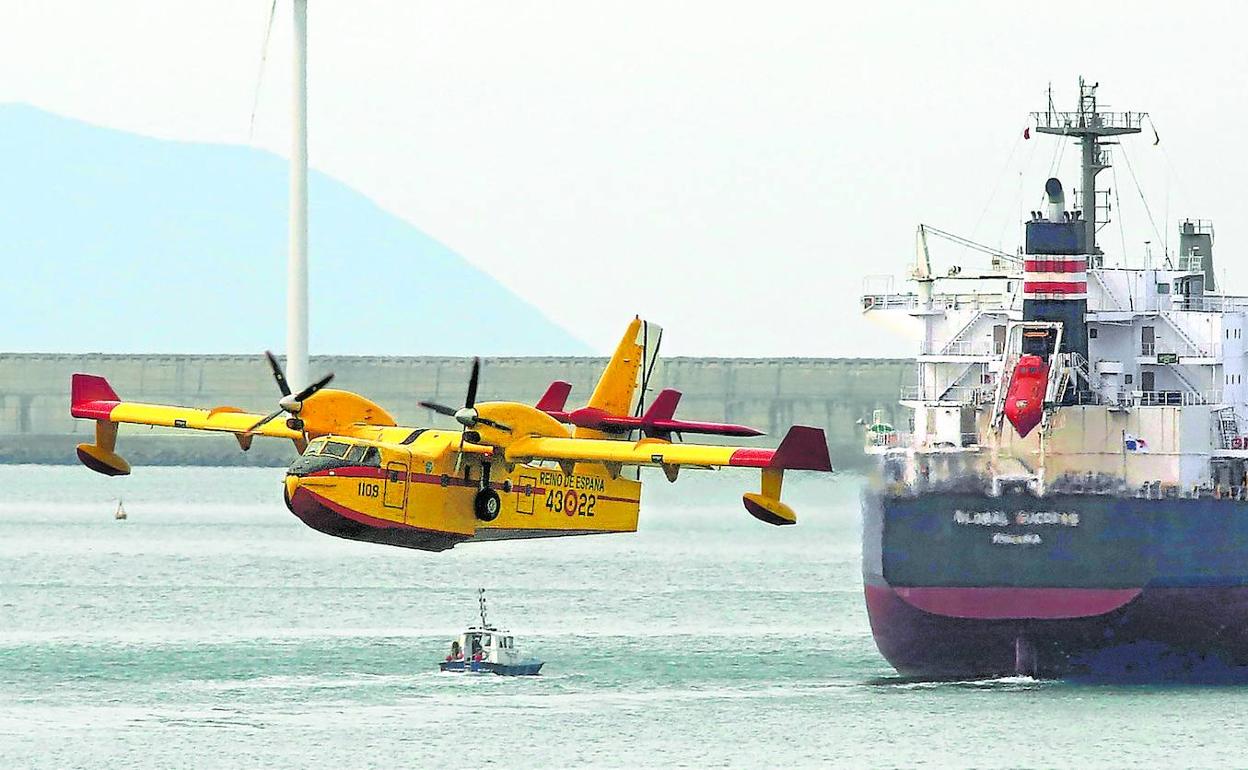 Uno de los dos hidroaviones realiza la maniobra para cargar agua en la zona de El Abra. 