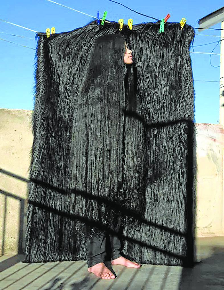 ‘The Promise’. Antonella posa frente una alfombra de pelo en su terraza de Buenos Aires. Su cabello es su tesoro, pero con la ansiedad que le está generando la pandemia promete cortárselo si recupera su vida en la escuela. «Un retrato casi escultórico, con tintes publicitarios». 