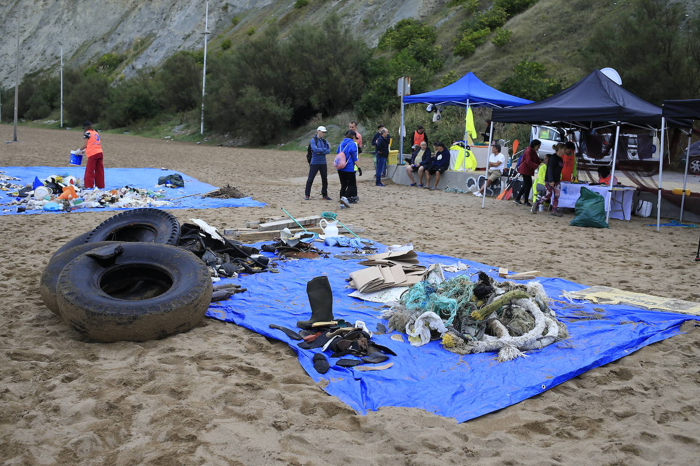 Fotos: Imágenes de la recogida de residuos en la playa de Arrigunaga
