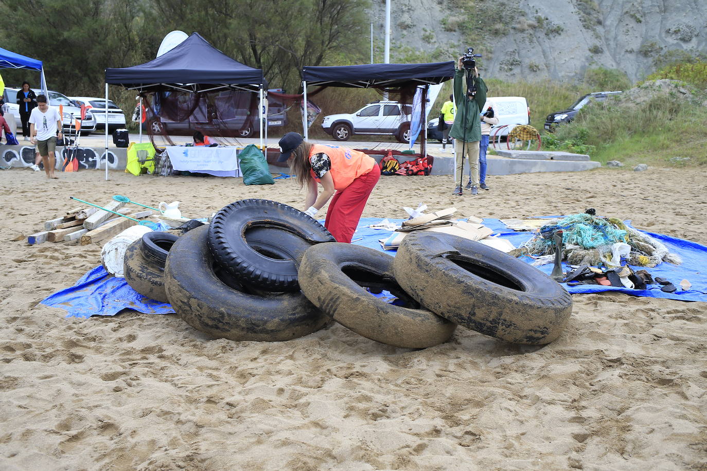 Fotos: Imágenes de la recogida de residuos en la playa de Arrigunaga