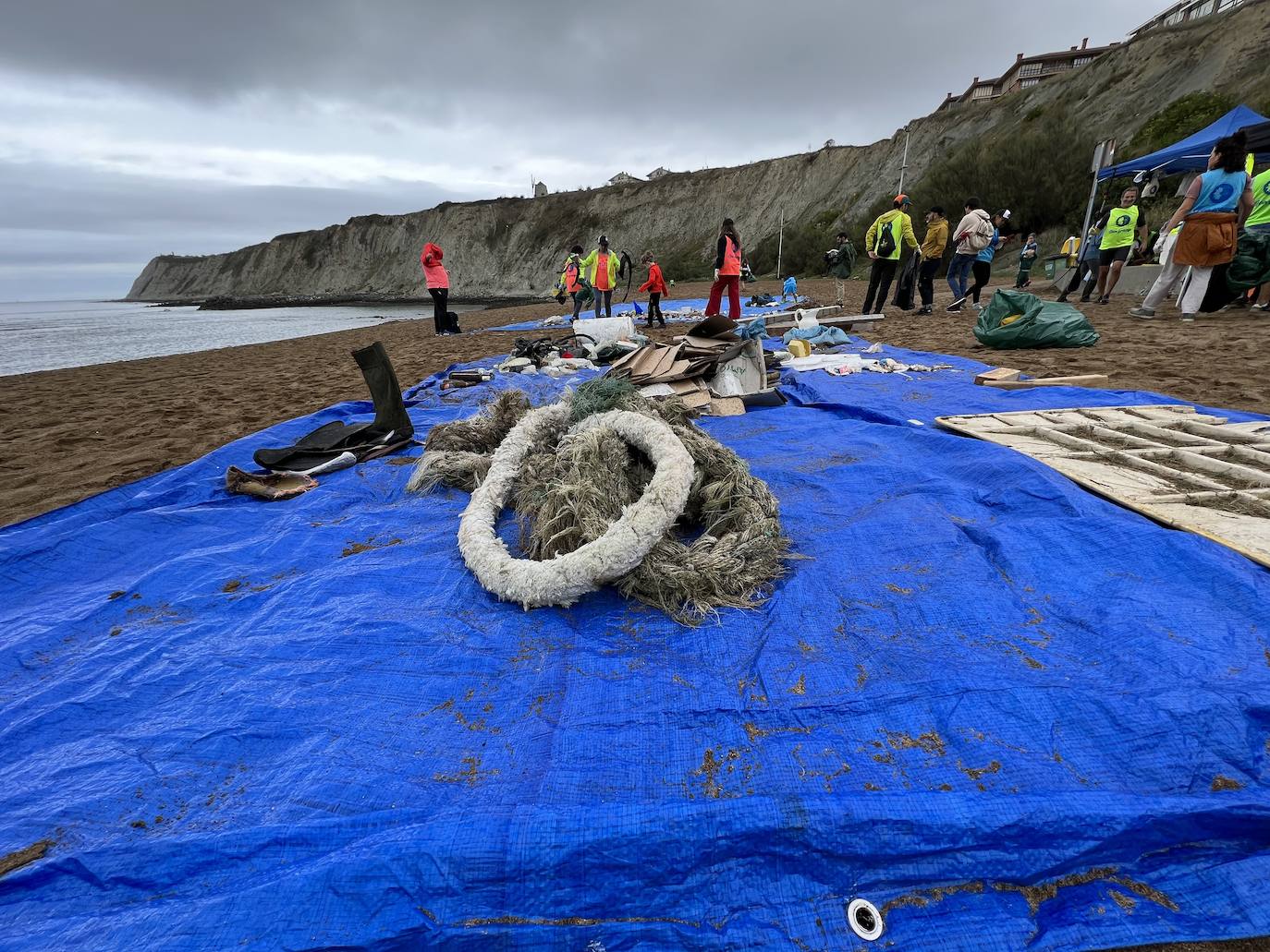 Fotos: Imágenes de la recogida de residuos en la playa de Arrigunaga