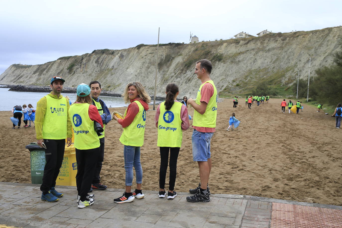 Fotos: Imágenes de la recogida de residuos en la playa de Arrigunaga