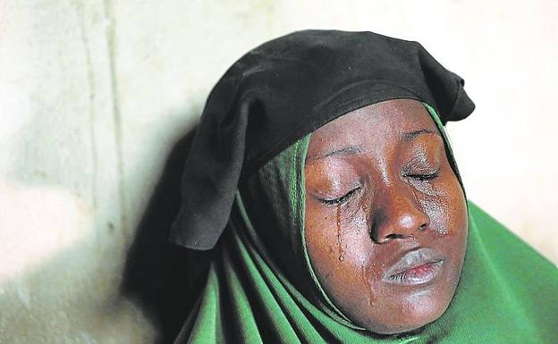 Galería. 'Afraid to go to School'. Aminah Labaran llora dos días después del rapto de sus hijas en Nigeria. En plena noche, un grupo armado secuestró a 279 chicas. Las niñas temen ir a la escuela.