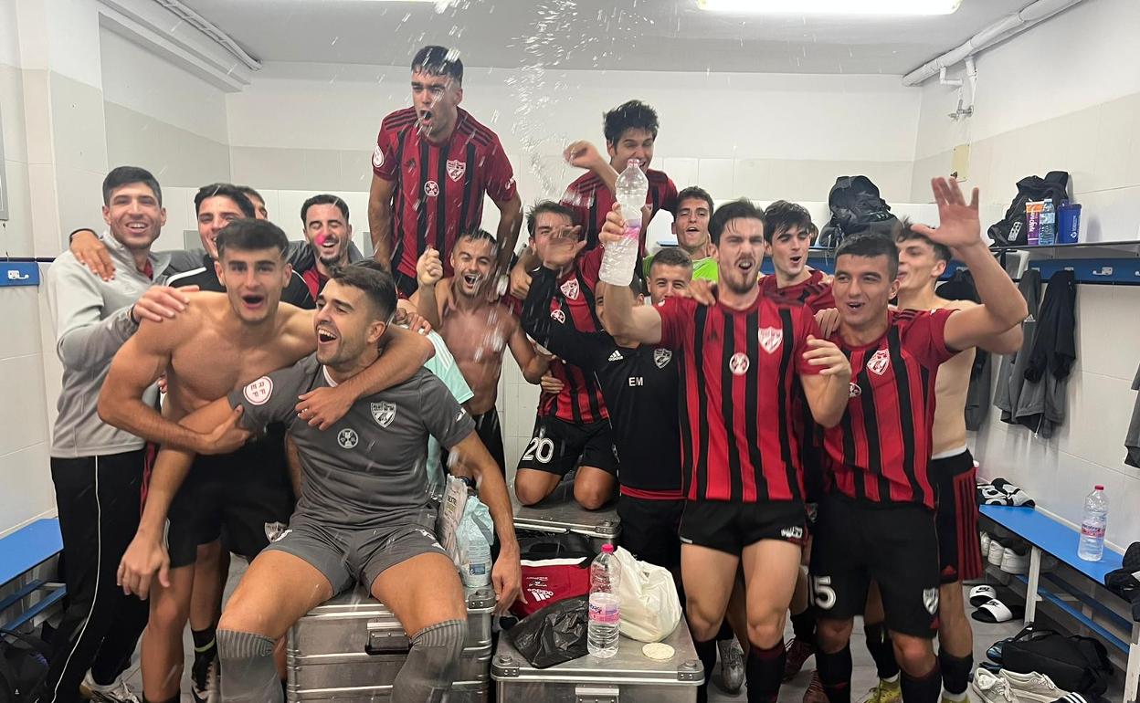 Los jugadores del Arenas celebran la victoria. 