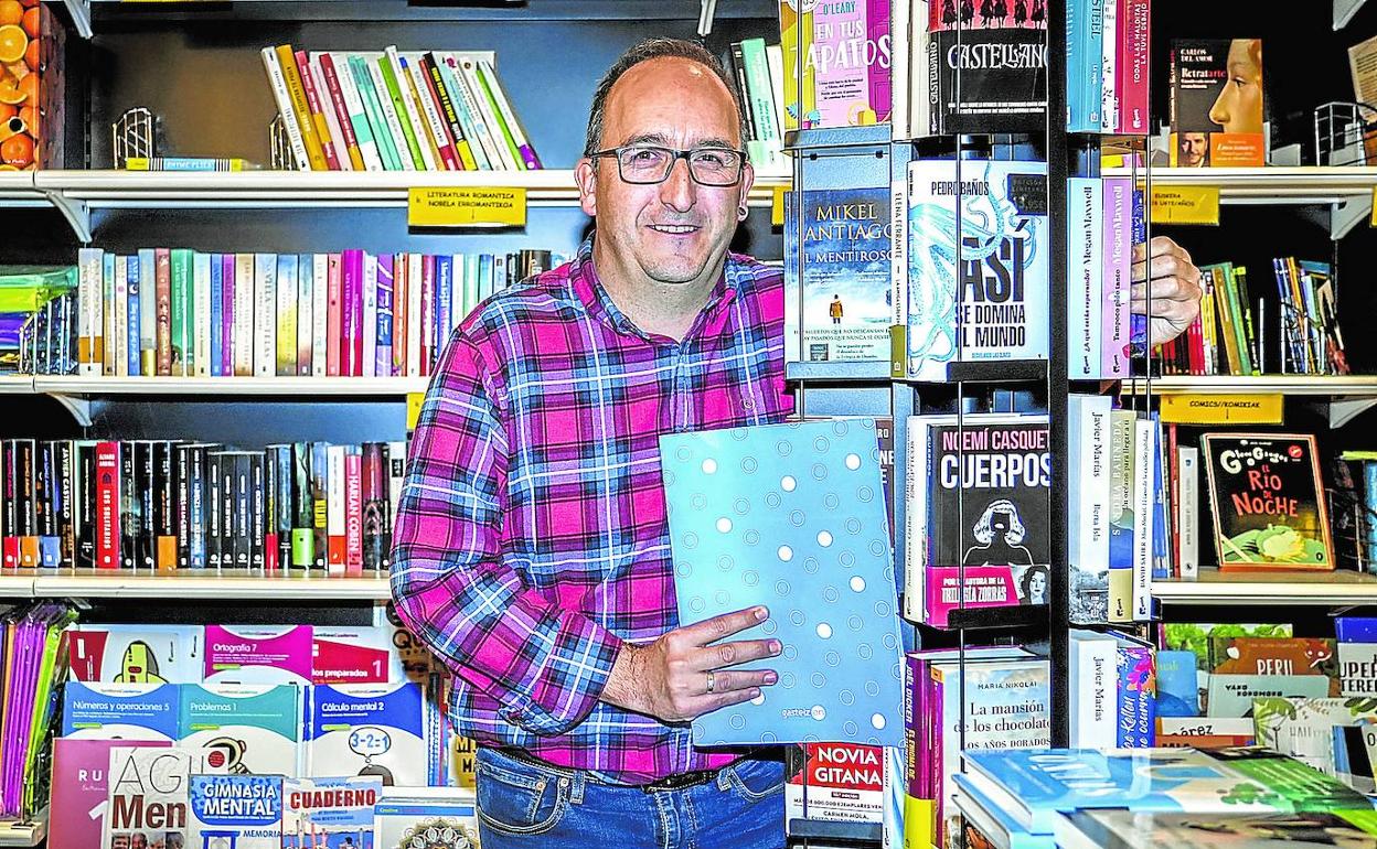 Diego Martínez de San Vicente posa en Arlekín, su librería del barrio de San Martín.