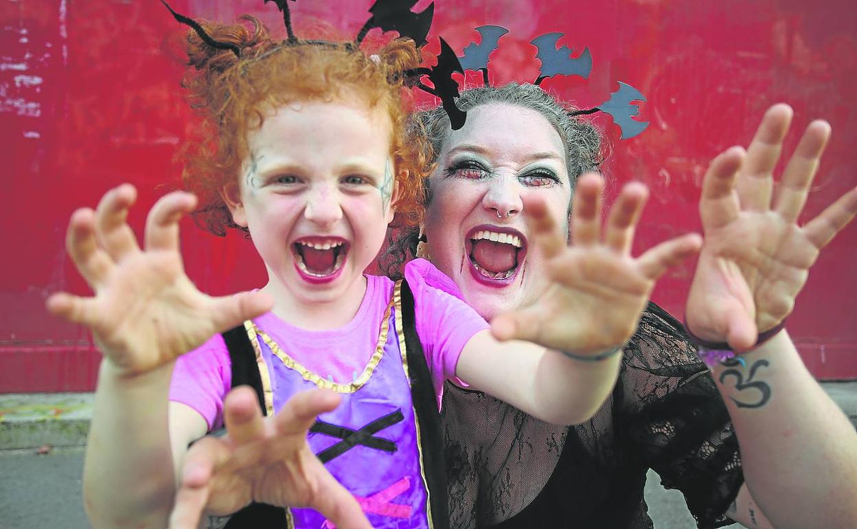 Kaya Daleiden, originaria de Bodega, un pueblito de California, dice que Halloween en Bilbao es mejor cada año.Su hija irá de Vampirina. 