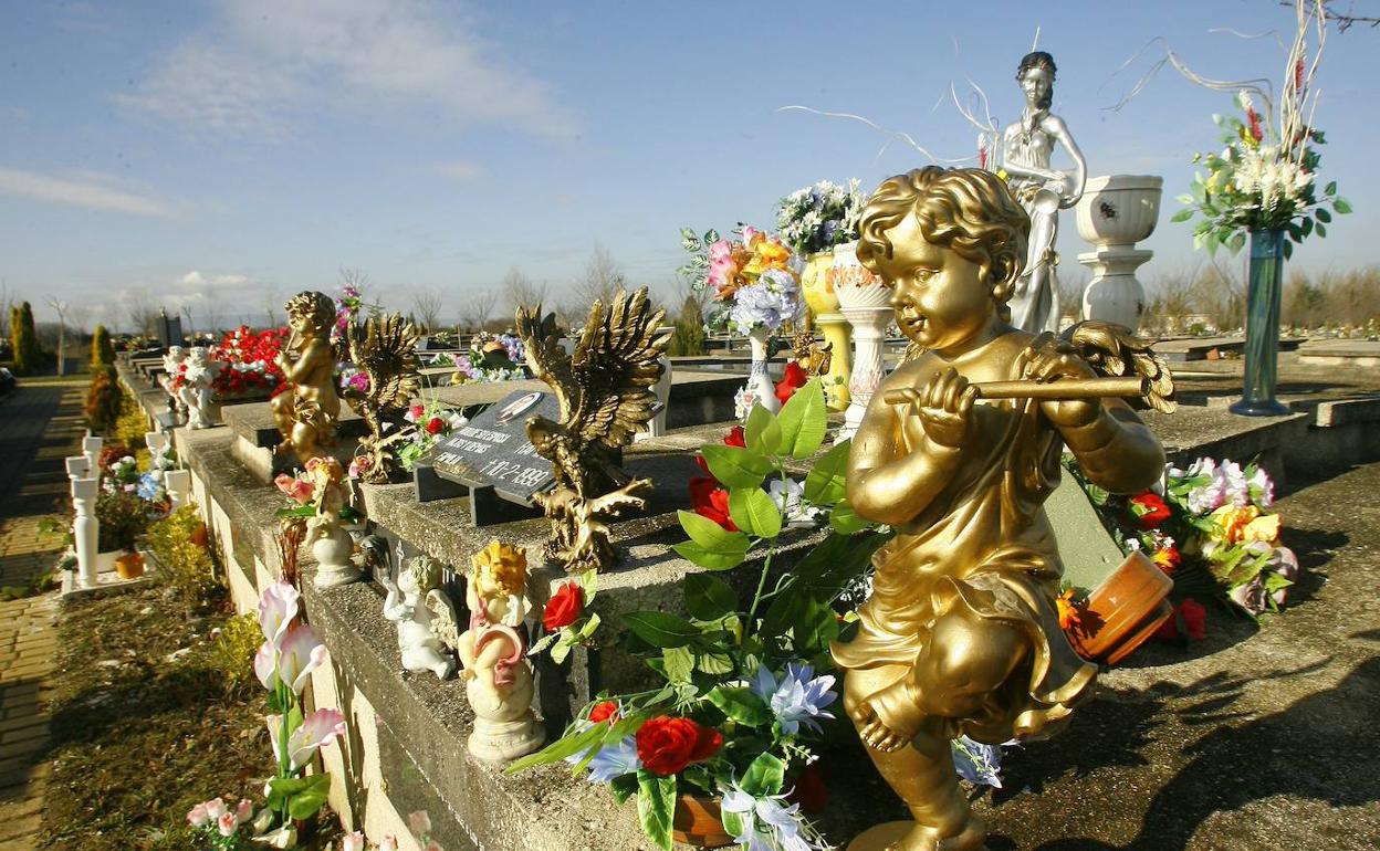 Varias tumbas del cementerio de El Salvador, en Vitoria.