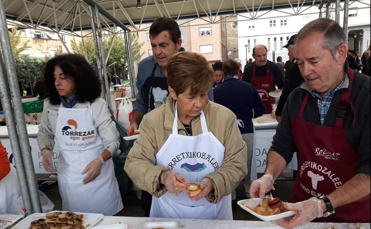 Degustación de pintxos micológicos en una edición anterior en Llodio. 