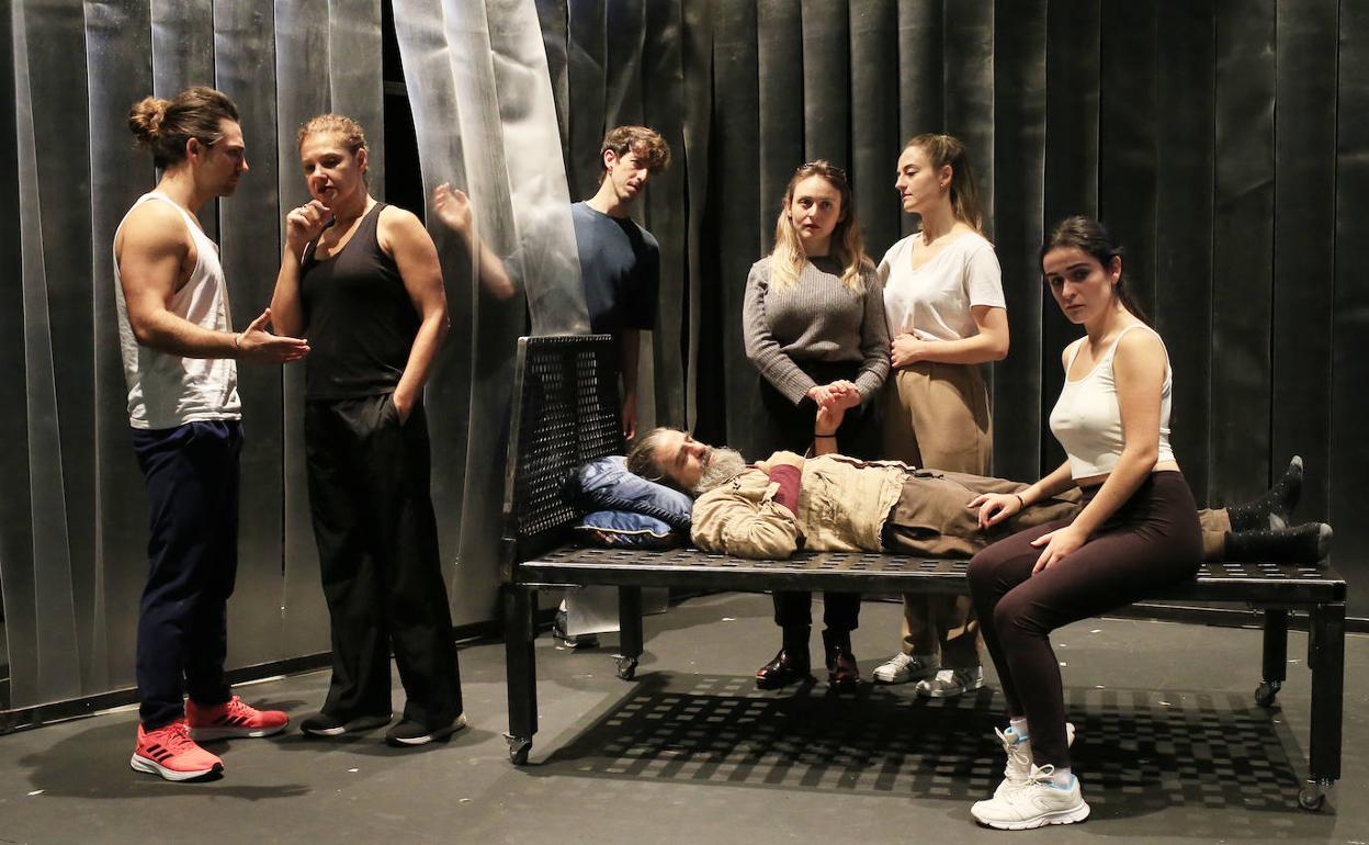 El reparto al completo -salvo Emilio Tomé- en un momento de los ensayos. 