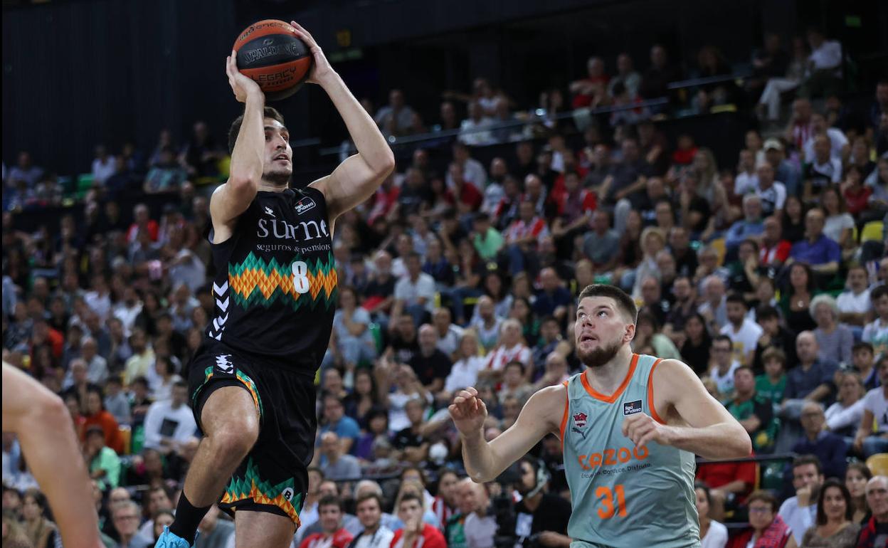 Álex Reyes busca la canasta del Baskonia ante la atenta mirada de Giedraitis. 