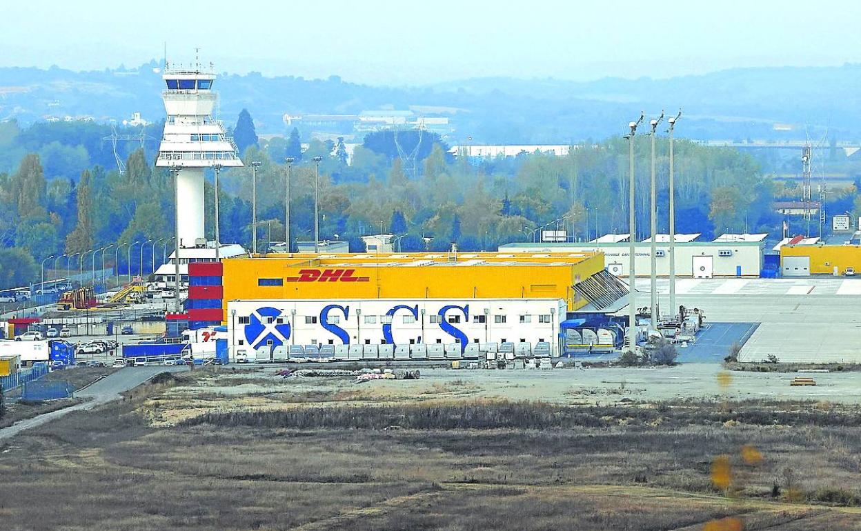 Vista general de los terrenos próximos al aeropuerto que albergarían el nuevo polígono industrial. 
