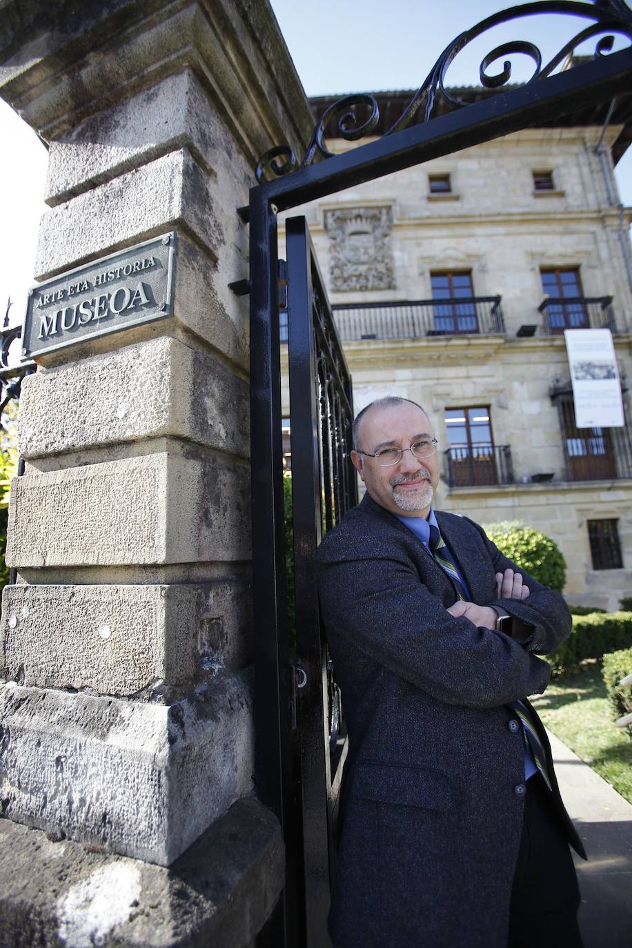 Iñaki Bazán, a la entrada del Museo de Arte e Historia de Durango. 