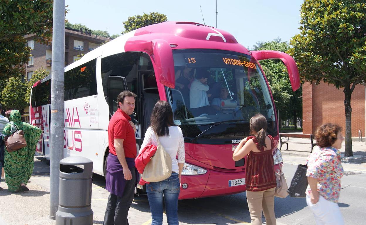 Llodio y Amurrio tendrán cuatro enlaces más al día de autobús con Vitoria. 