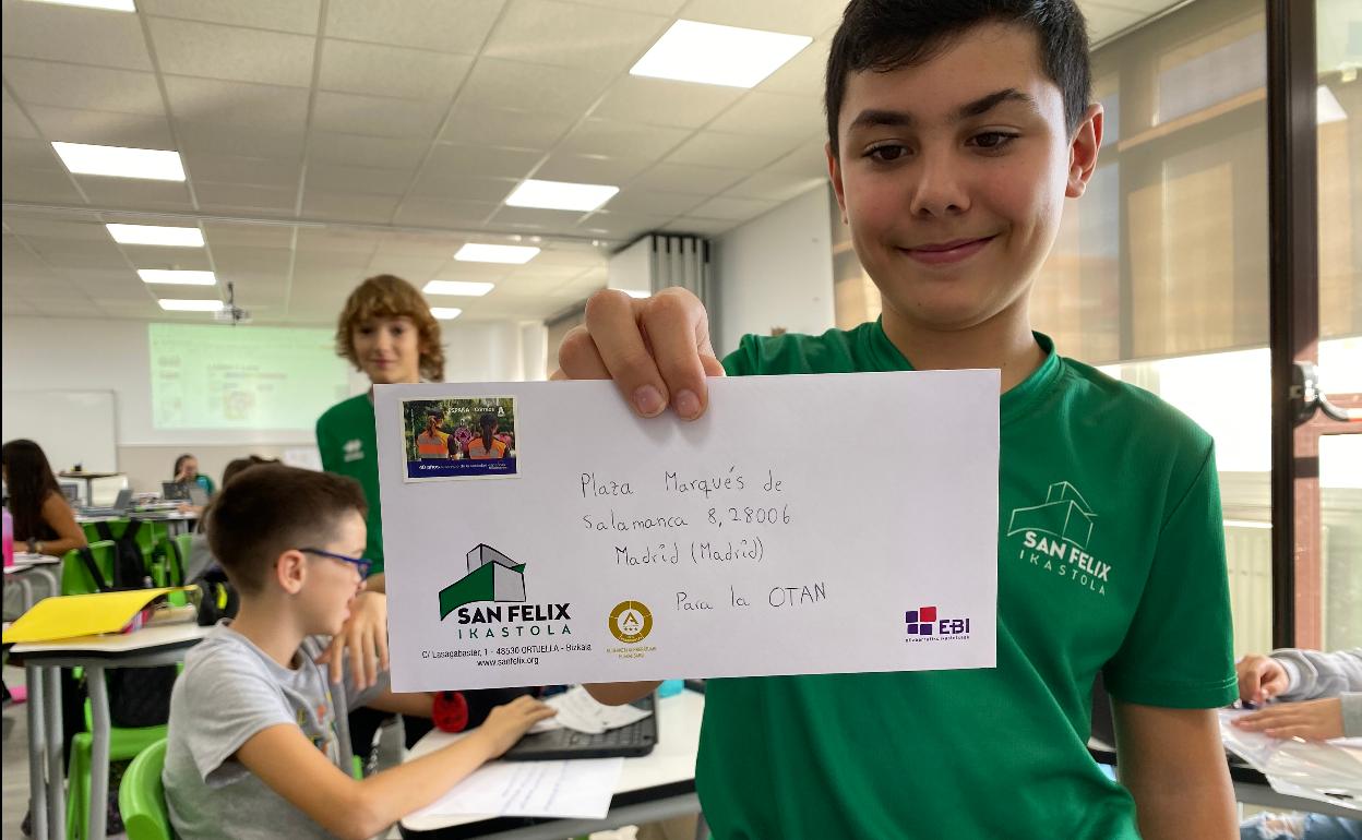 Uno de los alumnos de la ikastola muestran la carta que han enviado a la OTAN.