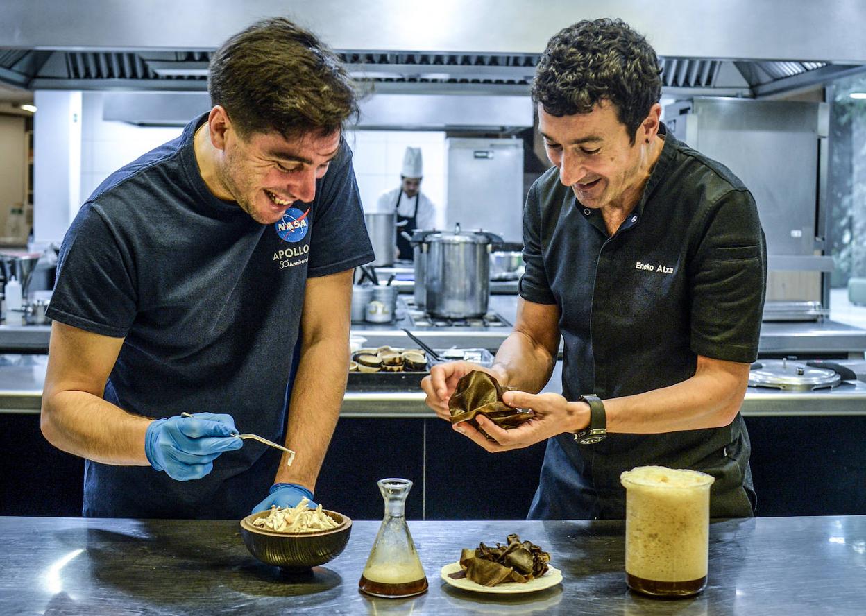 El físico Eneko Axpe y el cocinero Eneko Atxa, en la cocina de Azurmendi con los primeros cultivos de micelios comestibles.