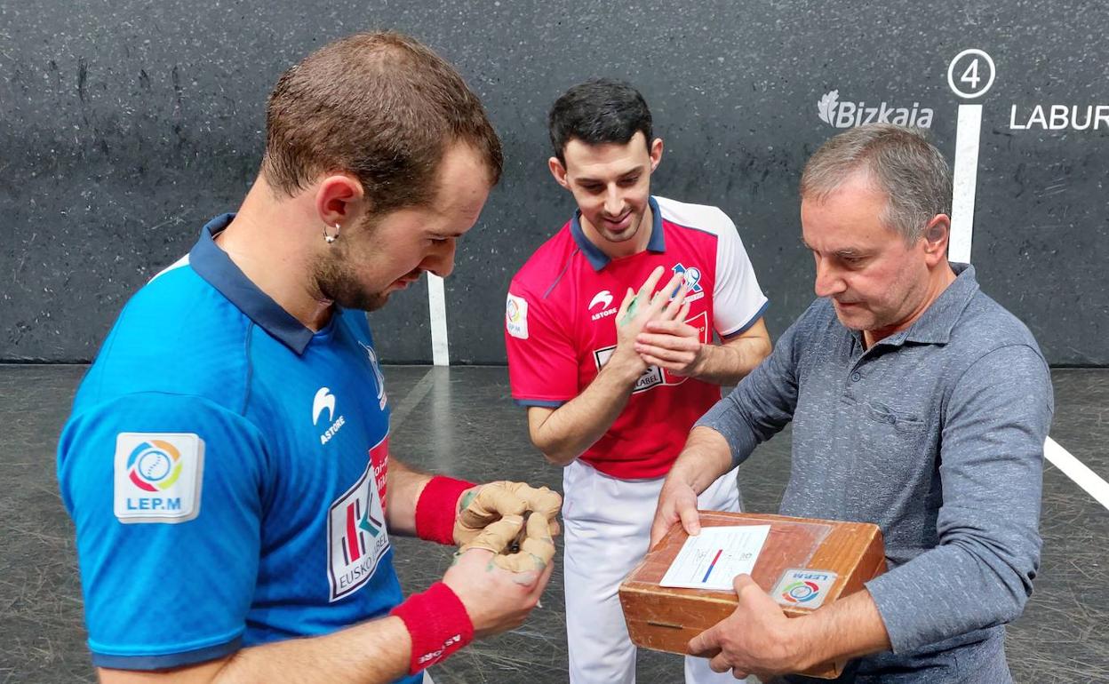 Elordi y Altuna III miran la caja en la que se guardó el material para el domingo. 