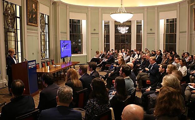 Tapia interviene ante los participantes en el acto,