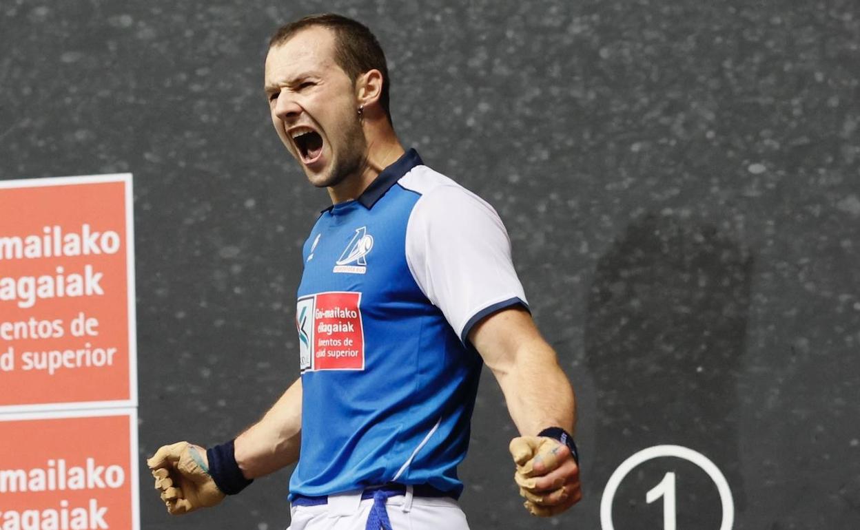 Aitor Elordi celebra uno de los tantos conseguidos contra Laso en el frontón Bizkaia. 