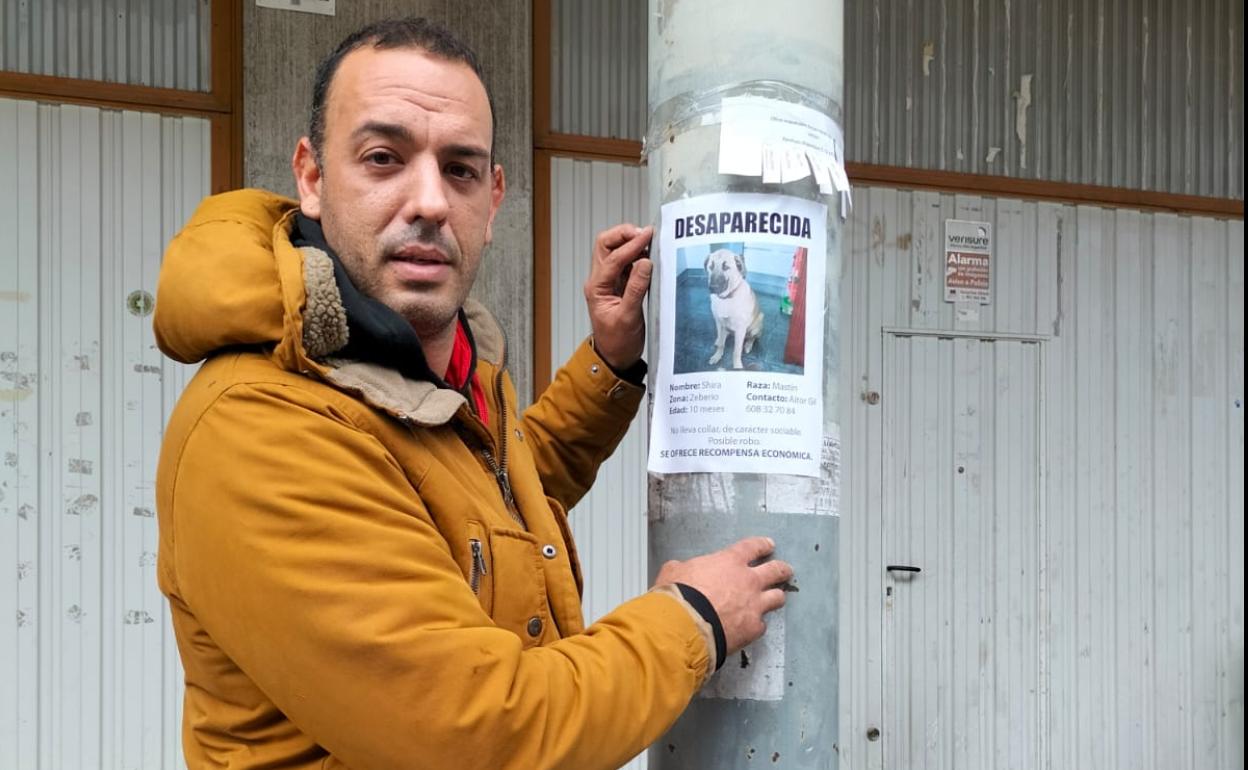 Aitor Gil ha colocado más de mil carteles por toda Bizkaia. 