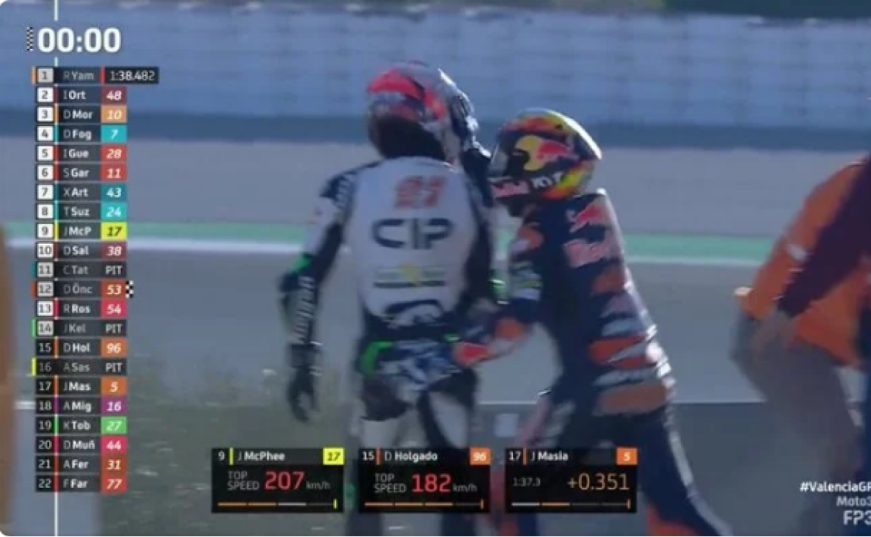 Dos pilotos se agreden en el Gran Premio de Moto 3 en Valencia