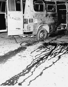 Imagen secundaria 2 - Arriba, imagen de archivo del estadio de Mendizorroza. Abajo, un despliegue de la Policía Nacional. A su lado, fugoneta de la policía atacada por el 'comando Araba'.