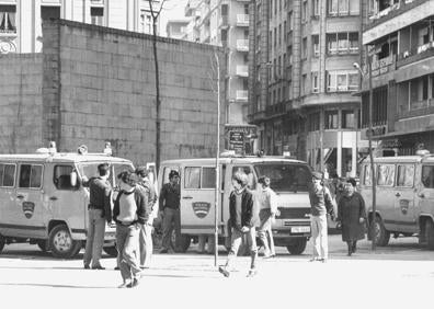 Imagen secundaria 1 - Arriba, imagen de archivo del estadio de Mendizorroza. Abajo, un despliegue de la Policía Nacional. A su lado, fugoneta de la policía atacada por el 'comando Araba'.