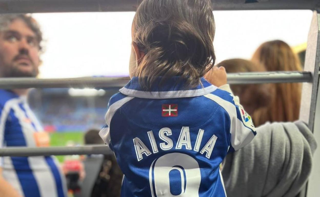 La pequeña Aisaia con la camiseta del Alavés.