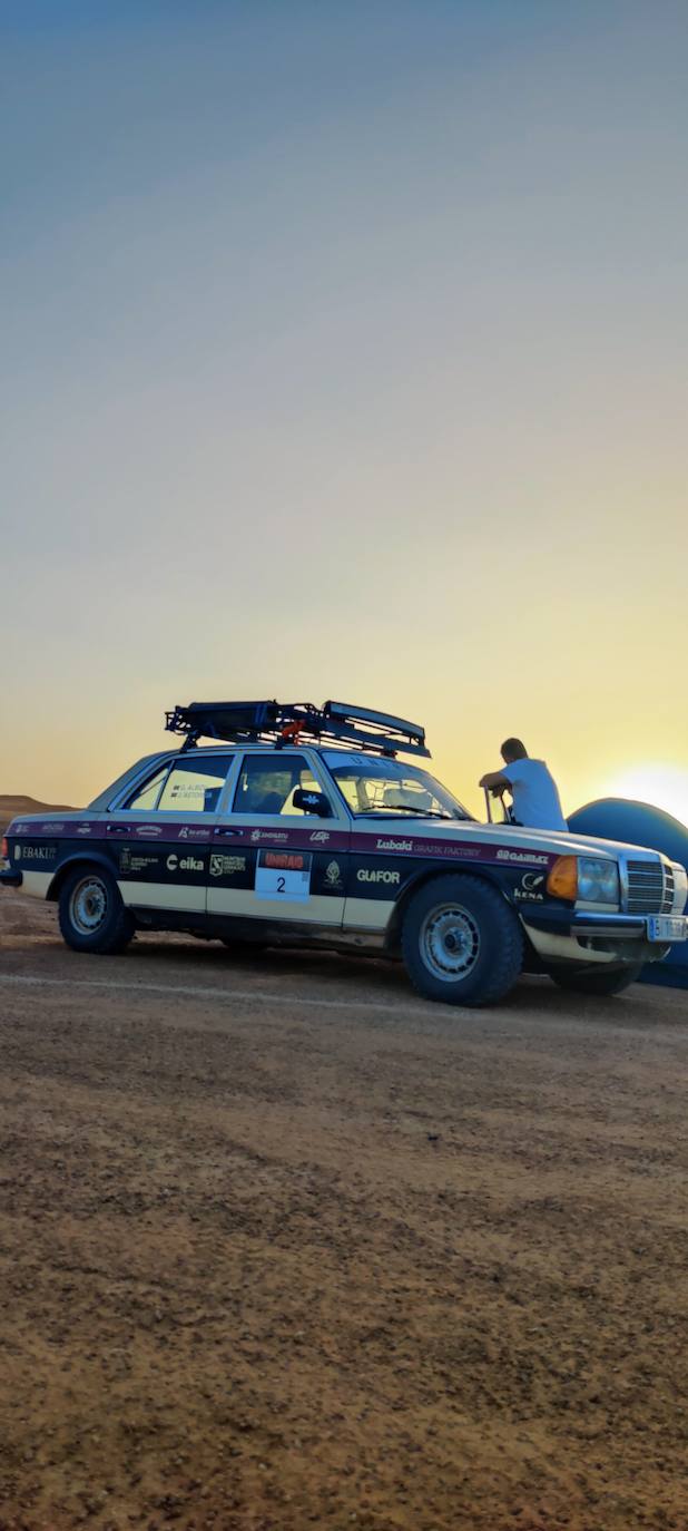 Fotos: De rally solidario por Marruecos con un viejo Mercedes del 78