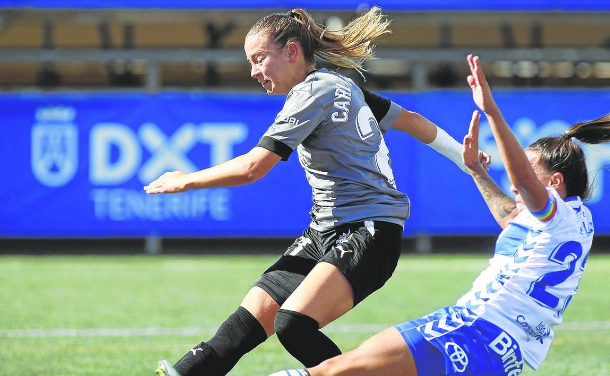 Carla Armengol dispara a portería después de superar a una rival. 