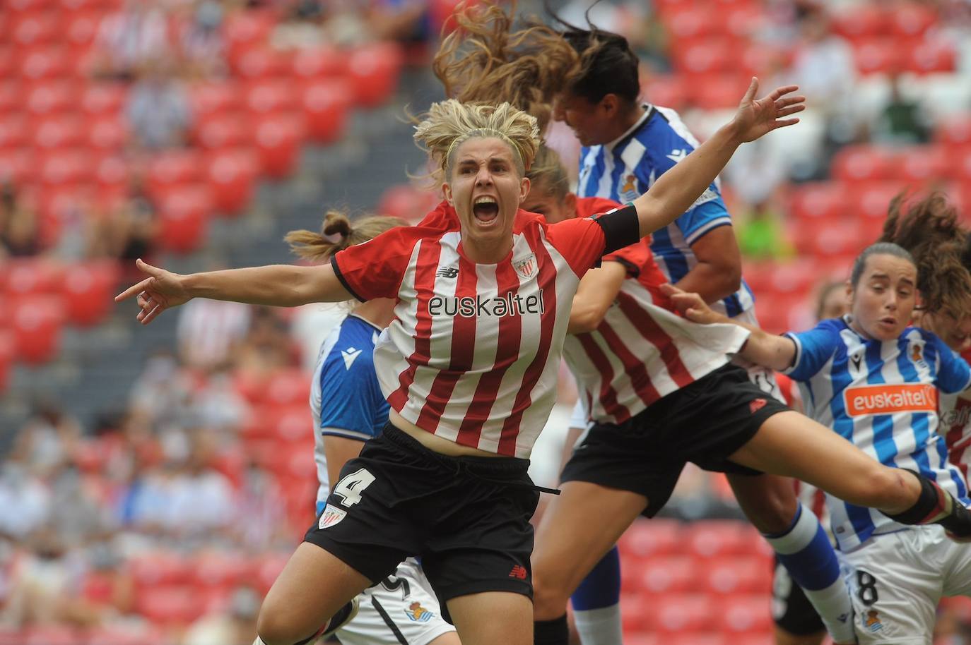 Garazi Murua, en una acción del último derbi en San Mamés