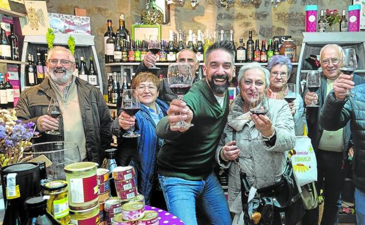 Con tinto joven y embutido. Así es el colofón a una visita de Pepita Uva, con Javier Ruiz (en el centro) brindando por un día inolvidable. 