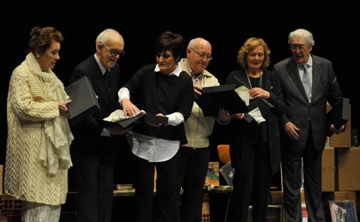 Jesús Astigarraga recibe la Argizaiola de manos de Nerea Mujika, presidenta de Gerediaga, en 2015. 